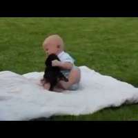 Най-сладкото видео в интернет: Бебе и малко куче!