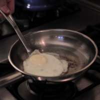 Как да си изпържим лесно яйца?