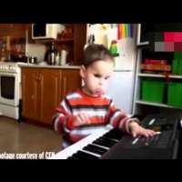Сляпо дете на 3 години свири на пиано