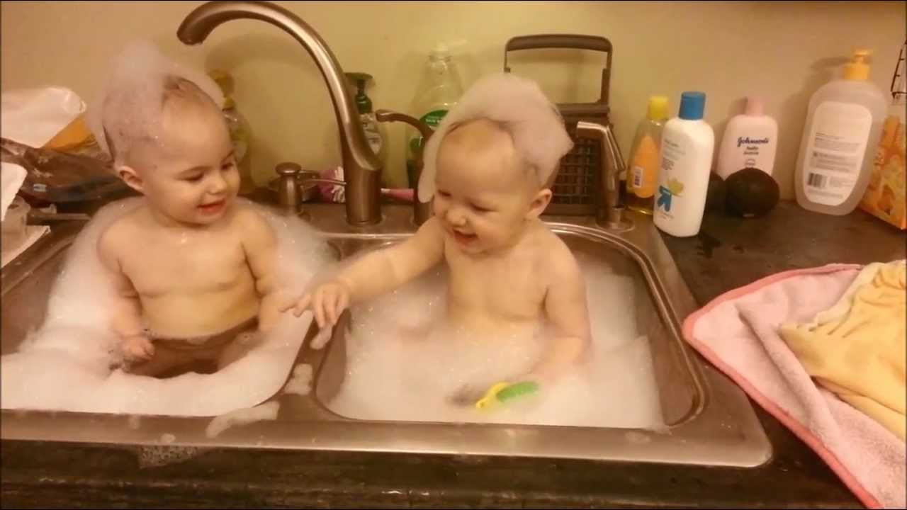 Сладки близнаци се къпят в мивката