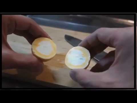 Ето как мъж обърна жълтъка и белтъка на яйцето