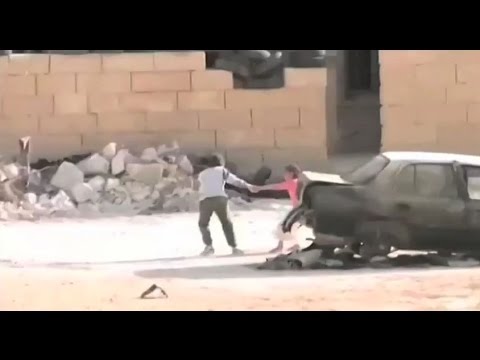 Момче спасило момиче от снайперисти в Сирия!