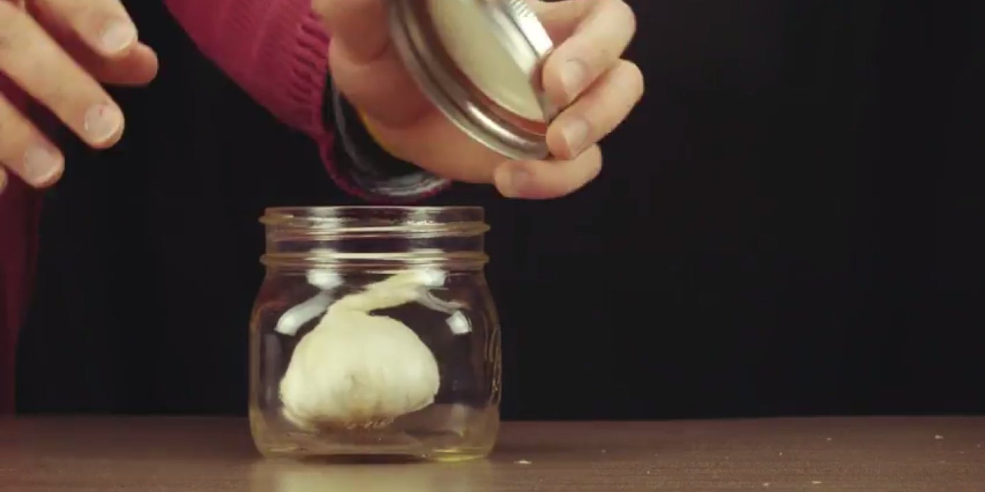 Как да си обелите скилидка чесън за по- малко от 5 секунди?