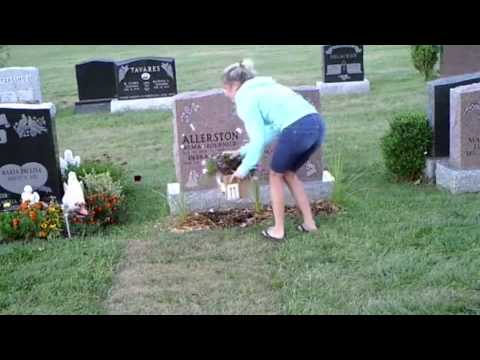 Жена краде цветя от гробища
