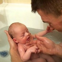 Бебе взима първата си вана
