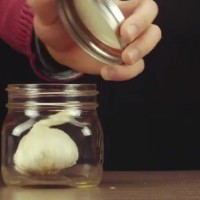 Как да си обелите скилидка чесън за по- малко от 5 секунди?