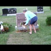 Жена краде цветя от гробища