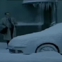 Най-нещастното почистване на кола от снега!