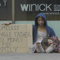 Бездомен баща и дъщеря му
