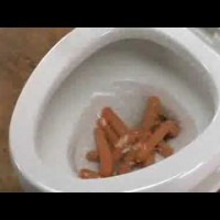Вижте защо тази жена изсипа моркови в тоалетната