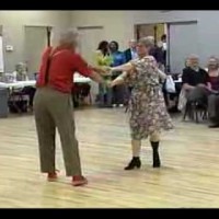 Възрастна двойка танцува суинг и публиката пощурява