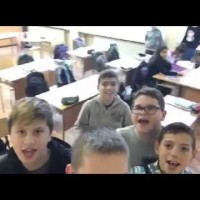 Деца пеят чалга в училище