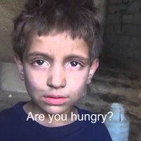 Потресаващо видео: Дете гладува, изхранва се с трева!