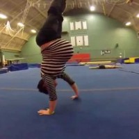 Бременна с близнаци, в 8 месец, в залата за гимнастика