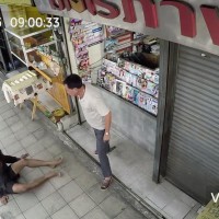 Мъж гони бездомник от магазина си