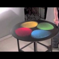 Мъж постави 4 различни цвята на една маса