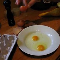 Яйце с два жълтъка