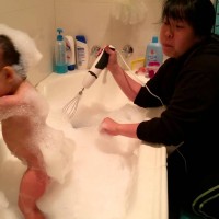 Майка къпе бебе във вана