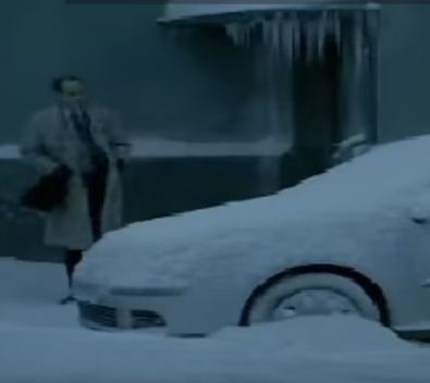 Най-нещастното почистване на кола от снега!