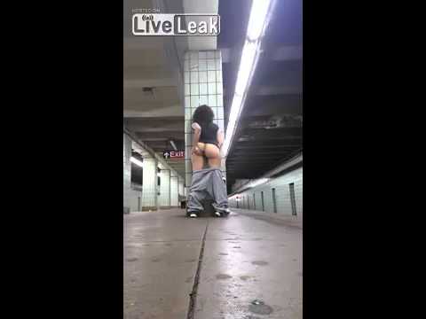Жена мастурбира в метрото