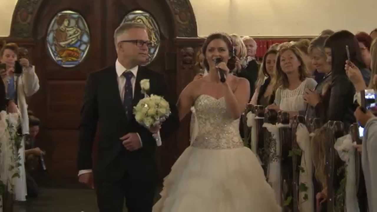 Булка изненада всички! Разплака младоженецът!