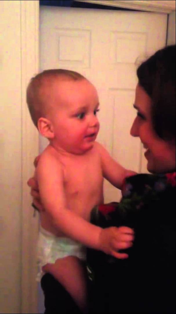 Това бебе среща близначката на майка си за първи път – вижте реакцията му!