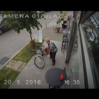Баба краде велосипед