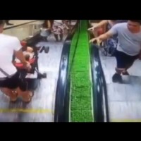 Майка изпусна бебешка количка на ескалатор