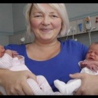 Жена роди близнаци с различна кожа