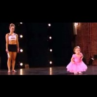 Уникален танц на двегодишно момиченце шашна публиката