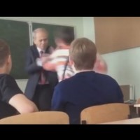 Ученик скочи с юмруци на възрастния си преподавател