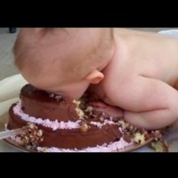 Бебе падна върху тортата