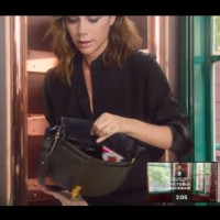 Виктория Бекъм показа, какво крие в дамската си чанта