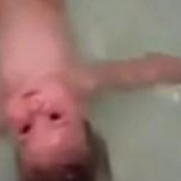 Майка оставила бебето само във ваната
