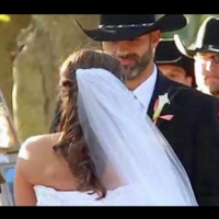Булката срещна младоженеца пред олтара, но нейното семейство се вглежда в роклята й и виждат нещо невероятно!