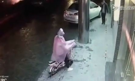 Мъж насилва жена на улицата