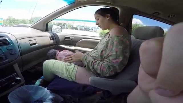 Тази майка роди в колата, докато съпругът й я караше към болницата. 