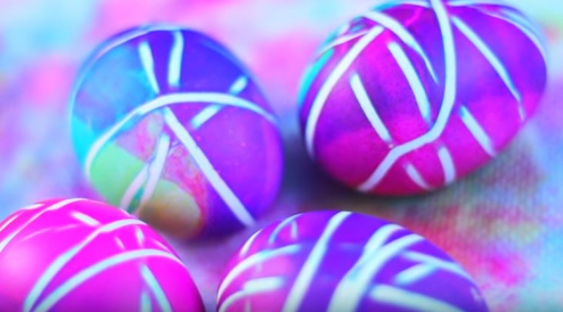 Страхотно лесен начин да боядисате най-красивите яйца