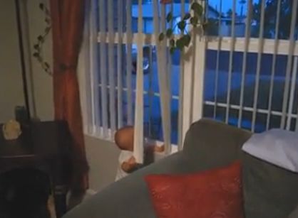 Бебе вижда нещо през прозореца